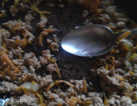 Фарш обжариваем с морковью и луком.