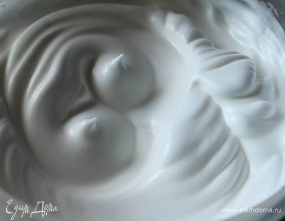 Белки с парой капель лимона взбиваем в пену, добавляем вторую половину сахара и взбиваем до устойчивых пиков.