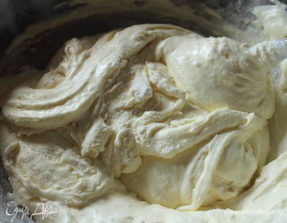 Аккуратно лопаткой смешиваем белки и желтки и вмешиваем муку, чтоб пузырики не опали.