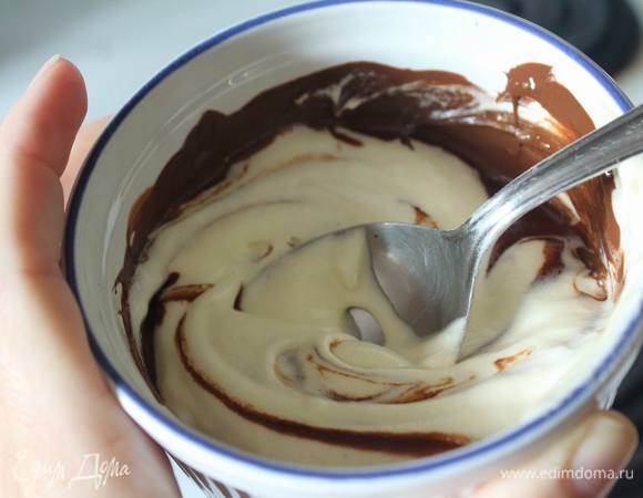 В растопленный шоколад кладем немного теста. Смешиваем и потом добавляем в основное тесто, аккуратно размешивая до желаемого состояния. Разогреваем духовку до 180°С.