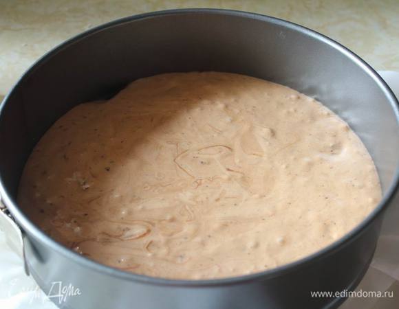 Готовое тесто выпекаем либо в форме шире диаметром той, в которой будет собираться торт, или просто на противне. Не забываем застелить пекарской бумагой.