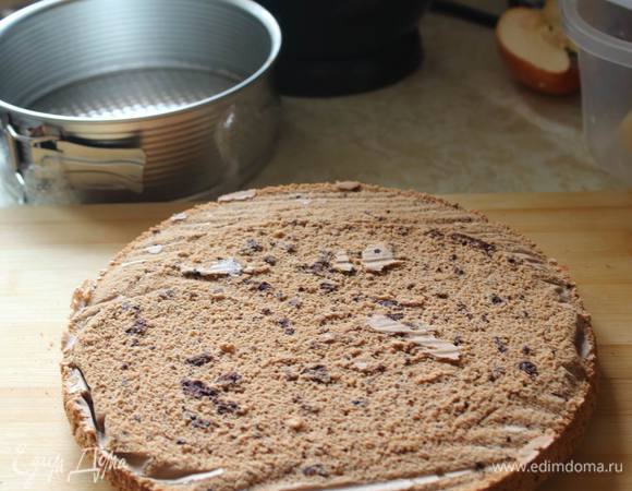 Бисквит выпекается 15 — 30 минут (зависит от толщины теста и духовки). Готовый бисквит остужаем.