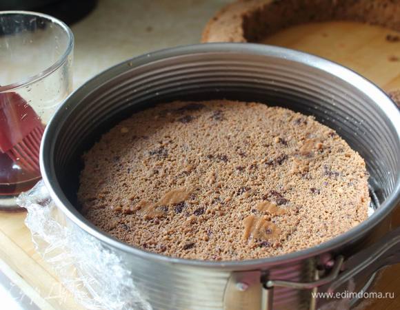 Желе замерзло, глазурь настоялась, корж остыл? Приступаем к сборке торта. Корж обрезаем чуть меньше, чем диаметр разъемной формы, в которой собираем торт. Форму застилаем пленкой внизу. Корж пропитываем свежесваренным сладким кофе.