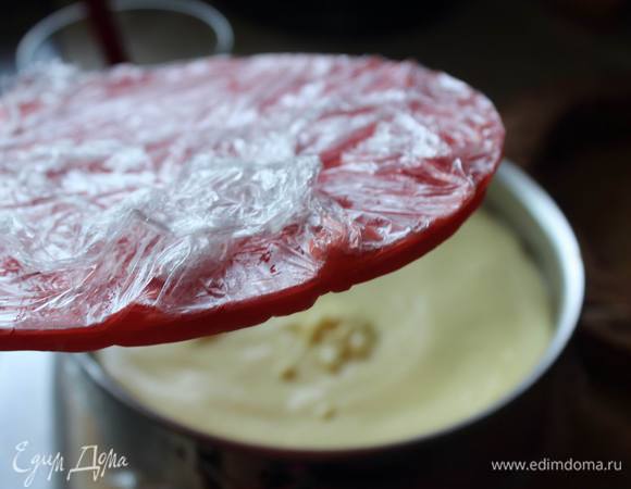 Выливаем мусс так, чтобы заполнило и покрыло бисквит. Достаем наш брикет-желе и укладываем его сверху.