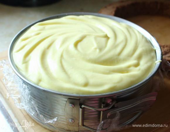 Заливаем оставшимся муссом. Вообще для покрытия зеркальной глазурью важно, чтобы верхушка была ровной. Но я захотела попробовать узоры (ибо мусса мне было жалко). Готовый тортик я отправила в холодильник на пару часов, чтоб дать немного пропитаться, а затем — в морозилку, на 4 — 8 часов, чтоб замерз (это важно для покрытия глазурью).