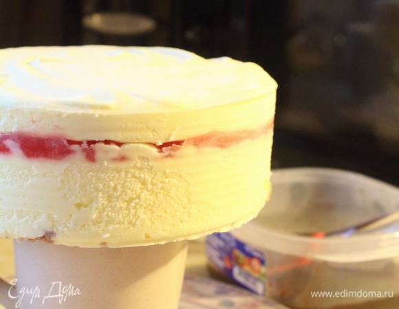 Замерзший тортик вынимаем из формы, устанавливаем на такую конструкцию (это вдруг у вас, как у меня, нет специальной крутящейся). Нагреваем зеркальную глазурь — в микроволновке или на водяной бане, оптимальная температура 35°С (чтоб была теплая, но не горячая).