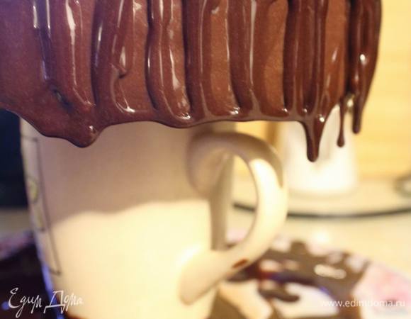 Постепенно поливаем глазурью тортик. У меня видно, как она застывала в процессе.