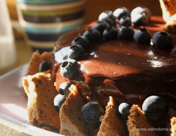 Снимаем с конструкции торт и отправляем постоять еще в холодильник (чтоб растаял. Украшаем по вкусу. У меня осталось много бисквита, я такие продукты очень уважаю, потом обрезками и украсила. А как глазурь подмигивает!