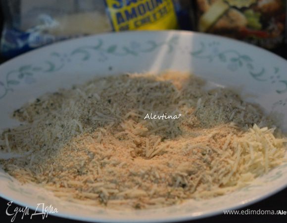 Выложить в блюдо хлебную крошку и пармезан. В другое блюдо — взбитое яйцо.