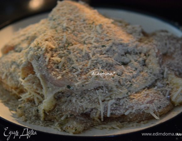 Посолить и поперчить куриные котлеты. Обвалять в яйце, затем в хлебной крошке с пармезаном.