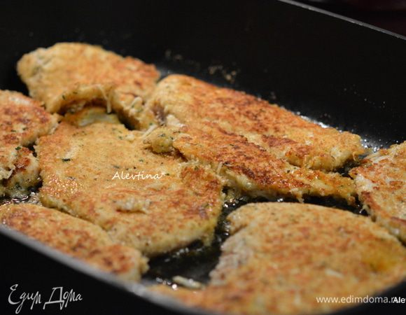 Обжарить куриные грудки на оливковом масле с обеих сторон.