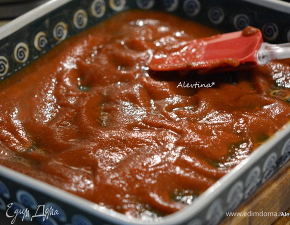 Томатный соус выложить в блюдо для запекания.