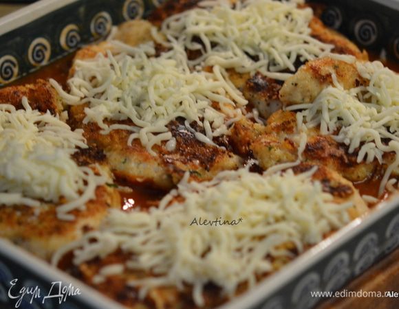 Сверху томатного соуса — обжаренные грудки, протертый сыр моцарелла.
Поставить в горячую духовку на 200°С или режим бройл. На несколько минут или как сыр расплавится.