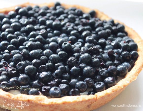 Теплый крем выложить на остывшую песочную основу, сверху посыпать черникой.
Готовый тарт охладить в холодильнике и подавать к столу.
Приятного аппетита!