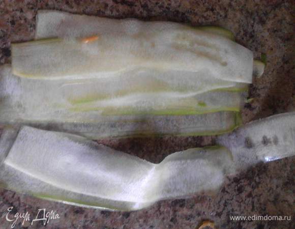 Кабачок чистим и нарезаем тонкими пластинками.