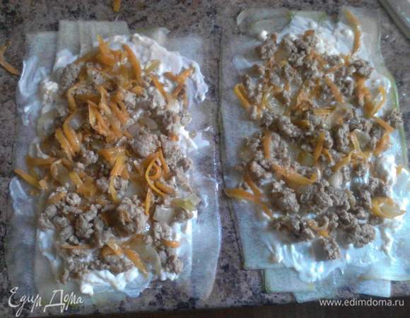 Готовим форму для рулета, смазываем ее майонезом с чесноком или сметаной с чесноком, выкладываем на приготовленный кабачок наш фарш.