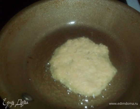 На разогретую сковороду наливаем масло раст. и выкладываем ложкой  подготовленную картофельную массу.