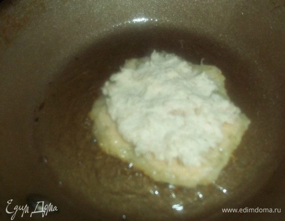 Поверх картофеля выкладываем фарш. 