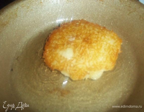 Обжариваем до готовности с двух сторон.