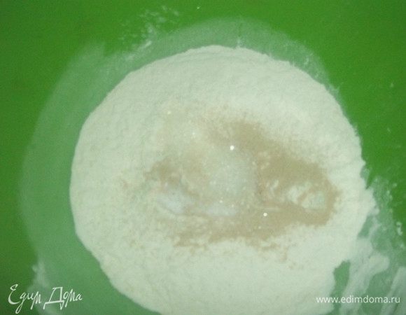 Ингредиенты:
500 г муки;
2 ч. ложки соли;
2 ч. ложки быстродействующих дрожжей (сразу в муку);
2 ч. ложки сахара;
350 г теплой воды. 