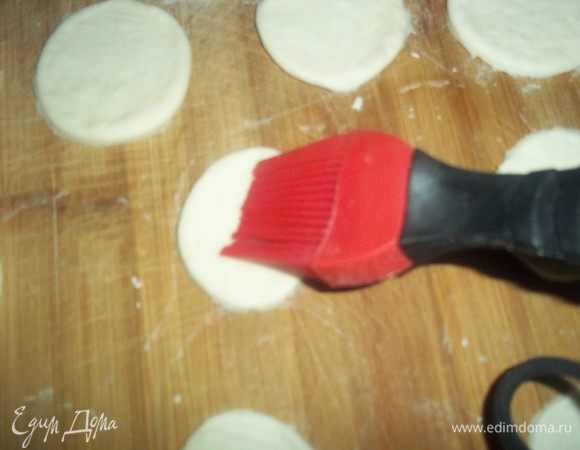 Раскатываем его в пласт толщиной 0,5 см и вырезаем стаканом кружки. Обрезки смешиваем, месим и также вырезаем.