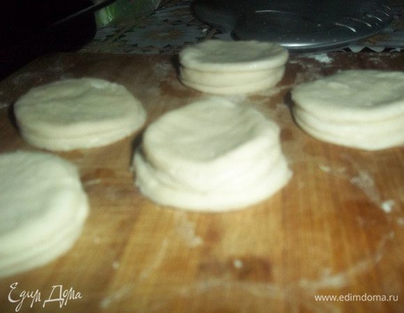 Каждый кружок смазываем водой и складываем стопочкой по 4 штуки. Ставим булочки на противень, оставляем отдохнуть на 45 минут.