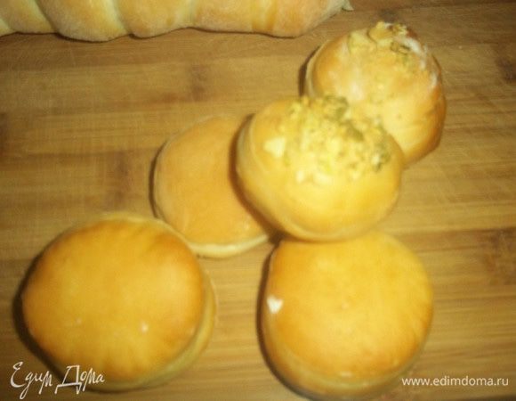 Пекутся они не долго — примерно 15 — 20 минут до румяного цвета. Эти булочки-хлеб очень удобно есть на завтрак, делая из него многослойный бутерброд с сыром и мясом. 