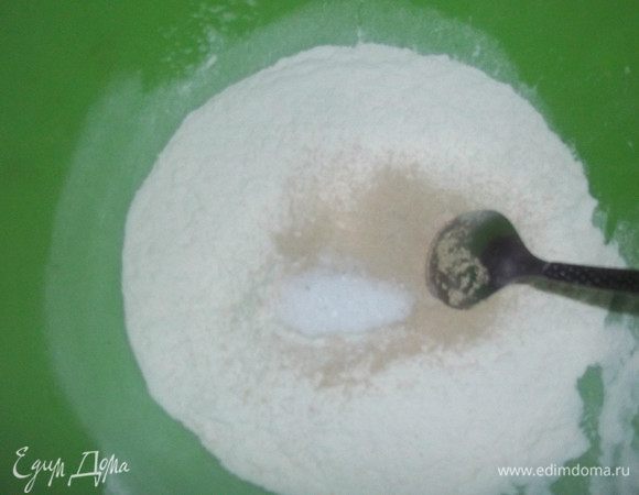 Смешиваем все сухие ингредиенты, влить теплую воду и скатать тесто в колобок.