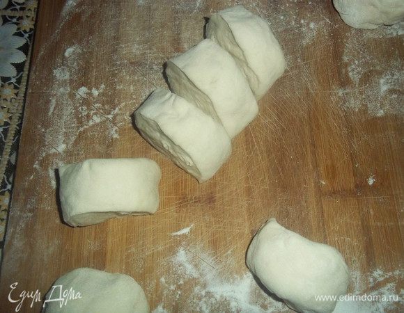 Тесто разрезать на 8 равных частей. 