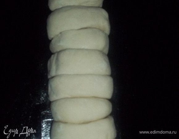 Каждый кусок округлить, выложить шарики из теста друг за другом, чтобы они прижимались бочками, как гусеница. Оставить еще на 40 — 60 минут.