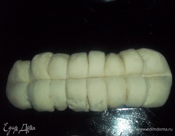 Перед выпечкой хлеб надрезать по всей длине острым ножом. Выпекать 35 минут до румяной корочки.