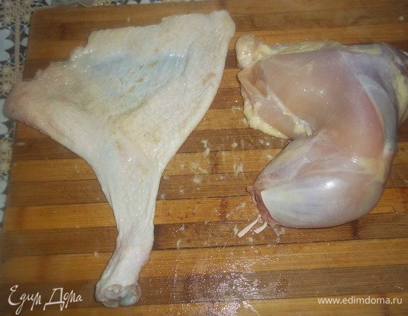 Снимаем шкурку с куриной ножки.