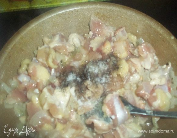 Мясо обжариваем с луком.