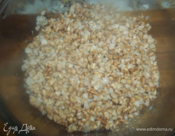 Отвариваем гречку.