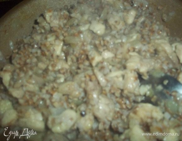 Смешиваем гречку и обжаренное мясо.