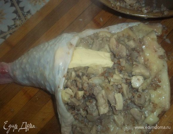 Фаршируем наш окорочок в фарш, добавляем кусочек сливочного масла.