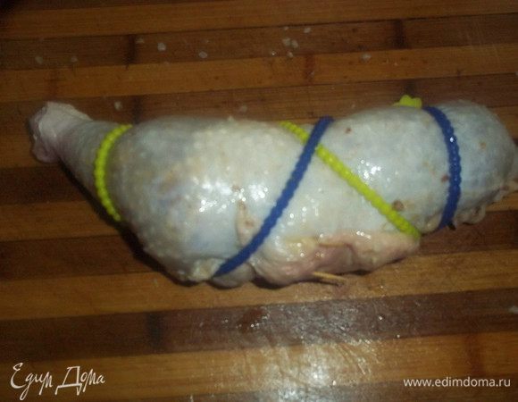 Скрепляем шкурку зубочистками или специальными жгутами, можно также зашить.