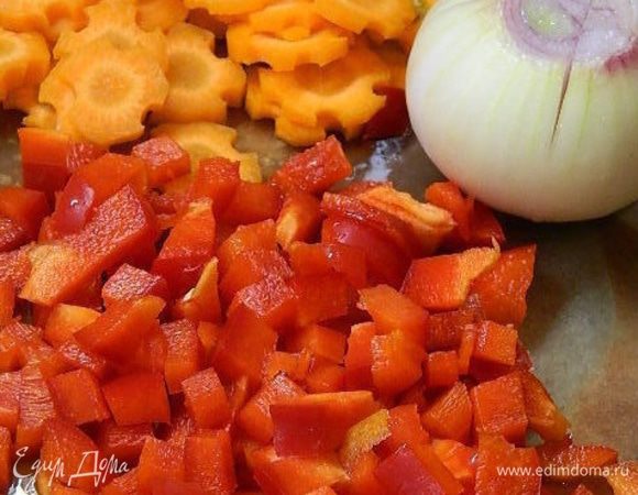 Морковь нарезать колечками, болгарский перец — кубиками. Лук почистить и надрезать крестообразно.