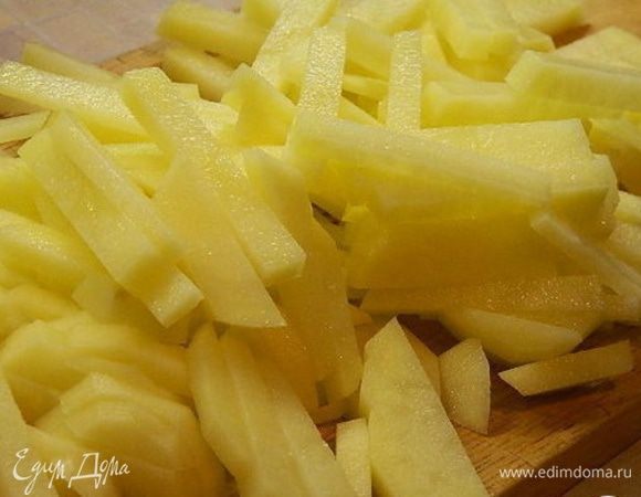 Картофель почистить и нарезать .Добавить в кастрюлю и варить 10 минут.