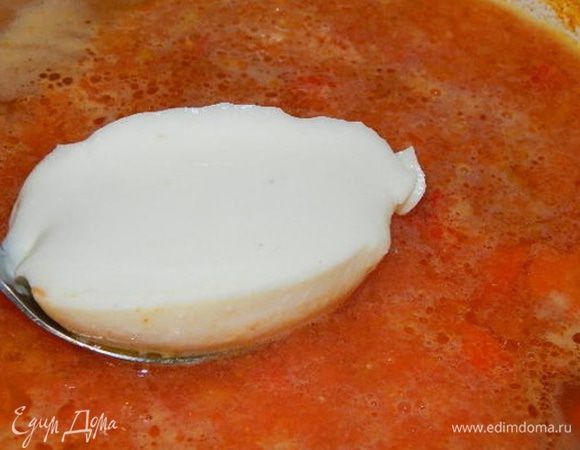 Помидоры обдать кипятком, снять кожу и измельчить в блендере. Лук из бульона удалить. Добавить измельченные томаты, сыр. Перемешать и поварить 5 — 7 минут.