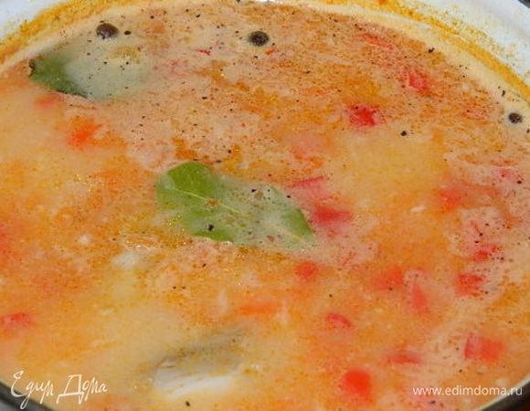 В конце добавить соль, перец, лавр, чеснок через пресс и филе курицы. Поварить 1 минуту и выключить.