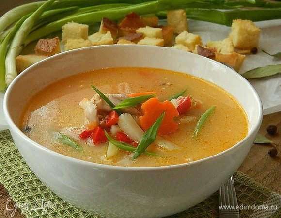 Разлить суп по тарелкам и посыпать зеленью. Подавать с сухариками.
Приятного аппетита!