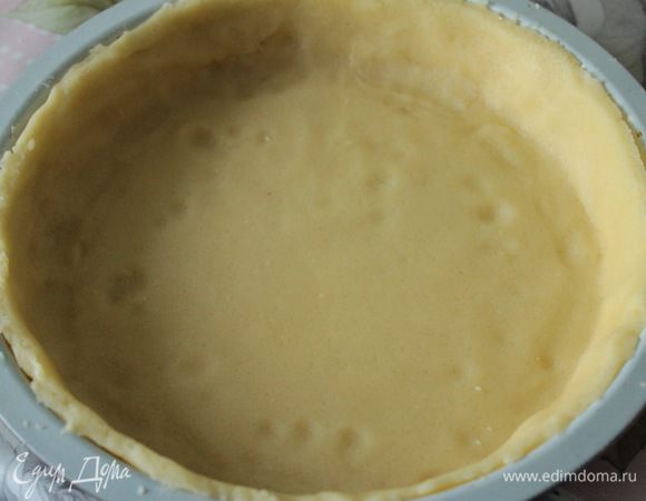 Охлажденное тесто раскатать, выложить в форму диаметром 20 см и поставить в холодильник на 30 мин.
Выпекать песочную основу с грузом около 15 минут, а затем без груза до золотистого цвета. 