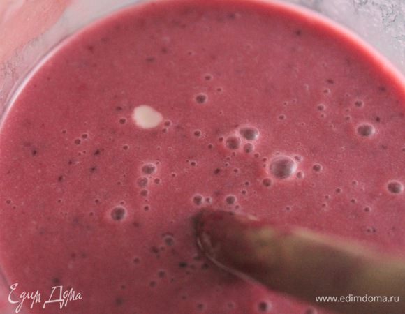 Для начинки грушу порезать кубиками и немного потушить (до мягкости), добавить бруснику. Ягодную смесь пюрировать блендером и протереть через сито. Распустить желатин. Смешать ягодное пюре с желатином.