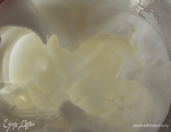 Соединить воду и 90 г сахара, не мешая, довести до кипения. Как только сироп закипит, начать взбивать белки на средней скорости. Нагревать сироп до 117°С, а затем горячий тоненькой струйкой добавить в белки. Взбить белки на максимальной скорости до устойчивых пиков. Добавить белки, вмешивая, к ягодному пюре.