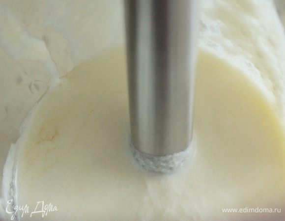 Взбить сливки с оставшимся сахаром до крепких пиков и также ввести в ягодную массу. И белки, и сливки нужно вводить аккуратно лопаточкой. Если масса совсем получилась неоднородной (я первый раз когда готовила на некоторое время оставила взбитые белки и они покрылись корочкой), то перемешать ее на минимальной скорости миксера до однородности (долго не взбивать). 
Здесь хочу написать, что готовила этот тарт три раза: первый раз белки оставила минут на 15, поэтому пришлось немного взбить самбук; два других раза белки сразу же вводила в ягодное пюре. Так вот первый раз самбук немного отслоился (это видно на фото), оба других раза — самбук не отслоился и не было, соответственно, внизу желейного слоя.