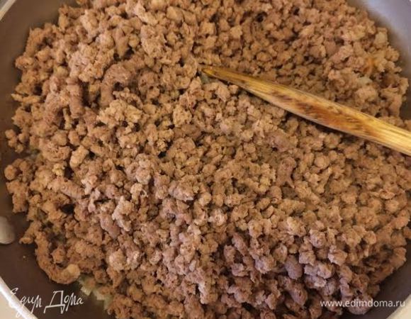 Так как в фарш мы кроме лука ничего не добавляем, нам при варке нужно придать мясу аромат. Говядину отварить, добавить: 1 лук, морковь, сельдерей, лаврой лист и болгарский перец. Готовое мясо пропустить через мясорубку. Лук мелко порезать, потушить, добавить мясо, соль, перец и немного бульона 100 (мл), потушить 2-3 минуты. Начинка готова.