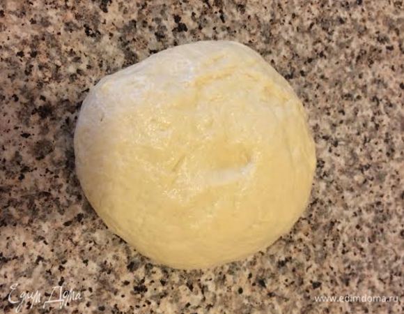 Вымесить гладкое тесто (месить 10-15 минут). Во время вымешивания смазывайте руки растительным маслом. Заверните тесто в пленку и отправьте в холодильник на 30 минут.