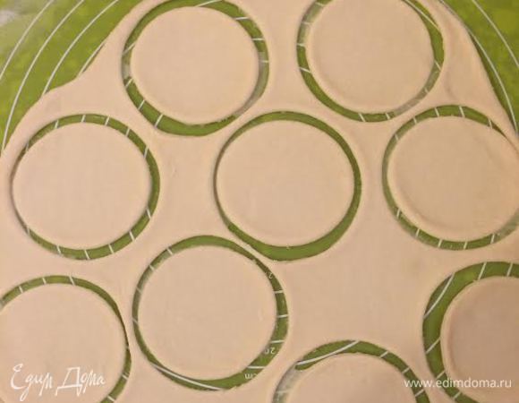 Тесто раскатать, вырезать круг, выложить начинку и сформировать пирожок. У меня пирожки разных размеров: для мужа большие, а для сына маленькие :)