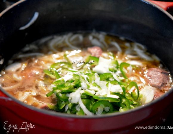 Разогреть сковороду с маслом. обжарить говядину со всех сторон. Добавить тонко нарезанный лук, чеснок, очищенный халапеньо колечками 2 шт., томатную пасту, бульон, кумин и чили специю.